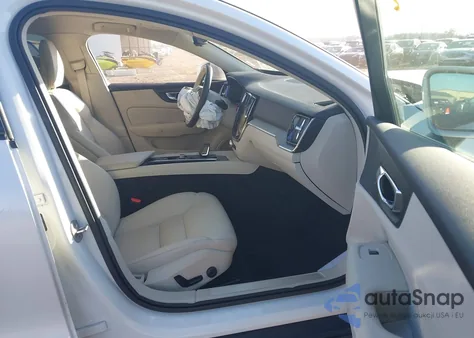 2025 Volvo V60 Cross Country B5 Plus z USA, uszkodzony, nr VIN YV4L12WK1S2146331